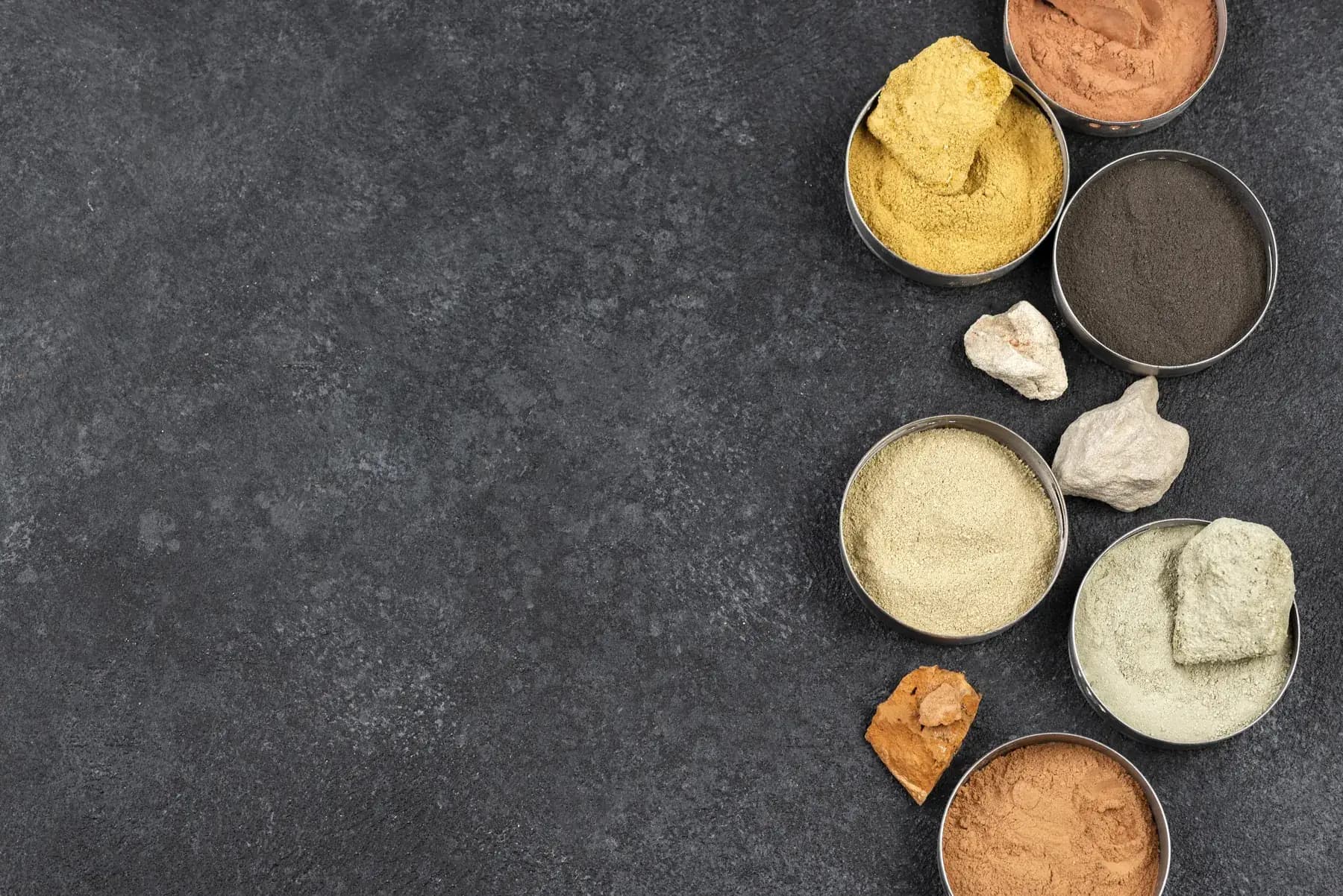 Organic pigments and powder raw materials in bowls